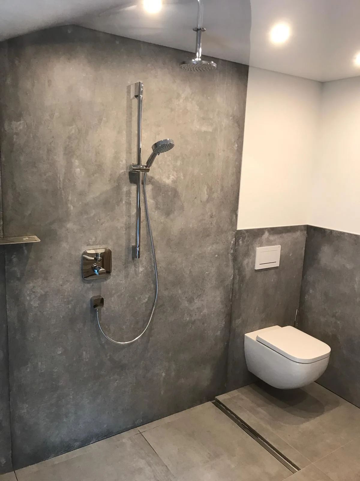 Bodengleiche Dusche mit großformatigen Fliesen in Betonoptik