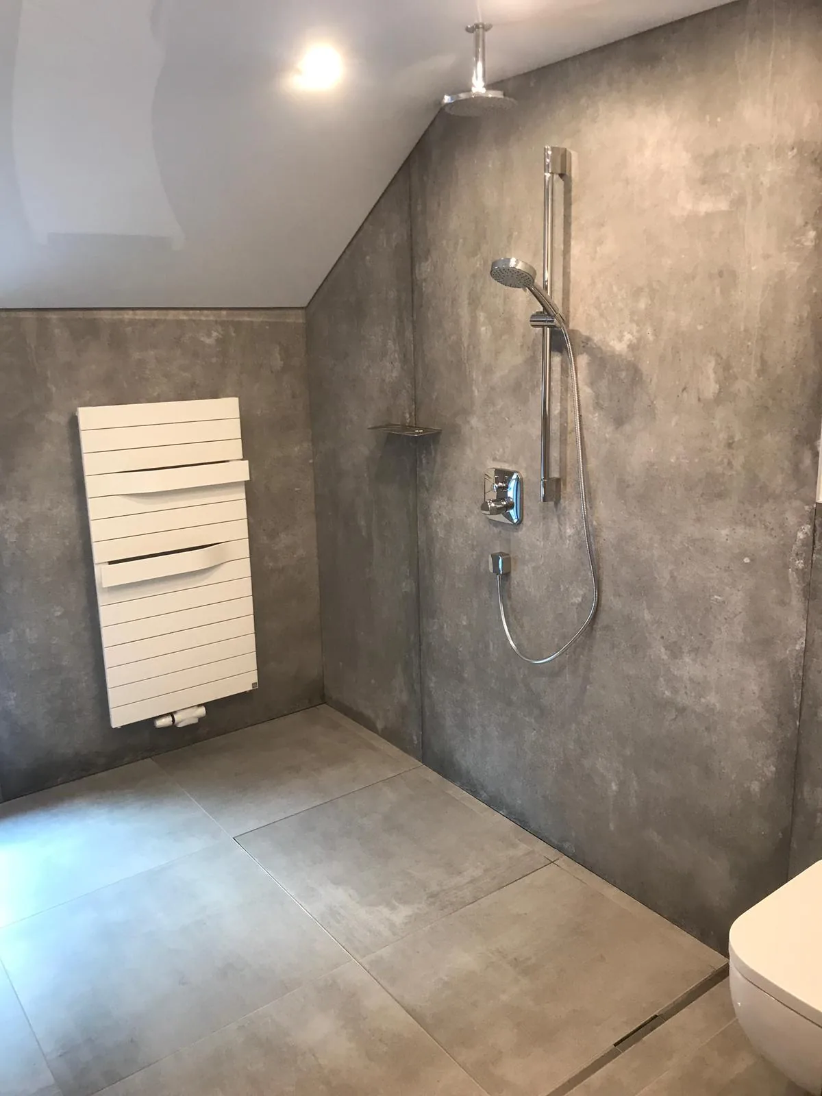 Badezimmer unter der Dachschräge mit Dusche und Handtuchheizkörper
