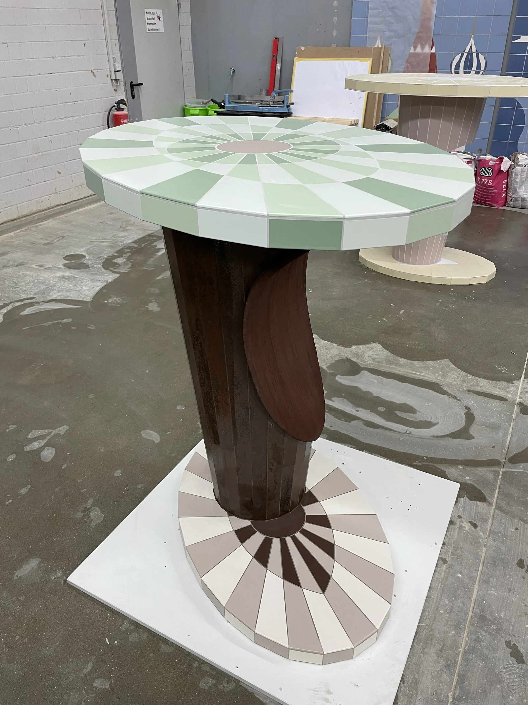 Tisch mit gefliester Mosaikplatte