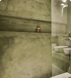 Badezimmer mit fugenlosen Wandplatten in Grün