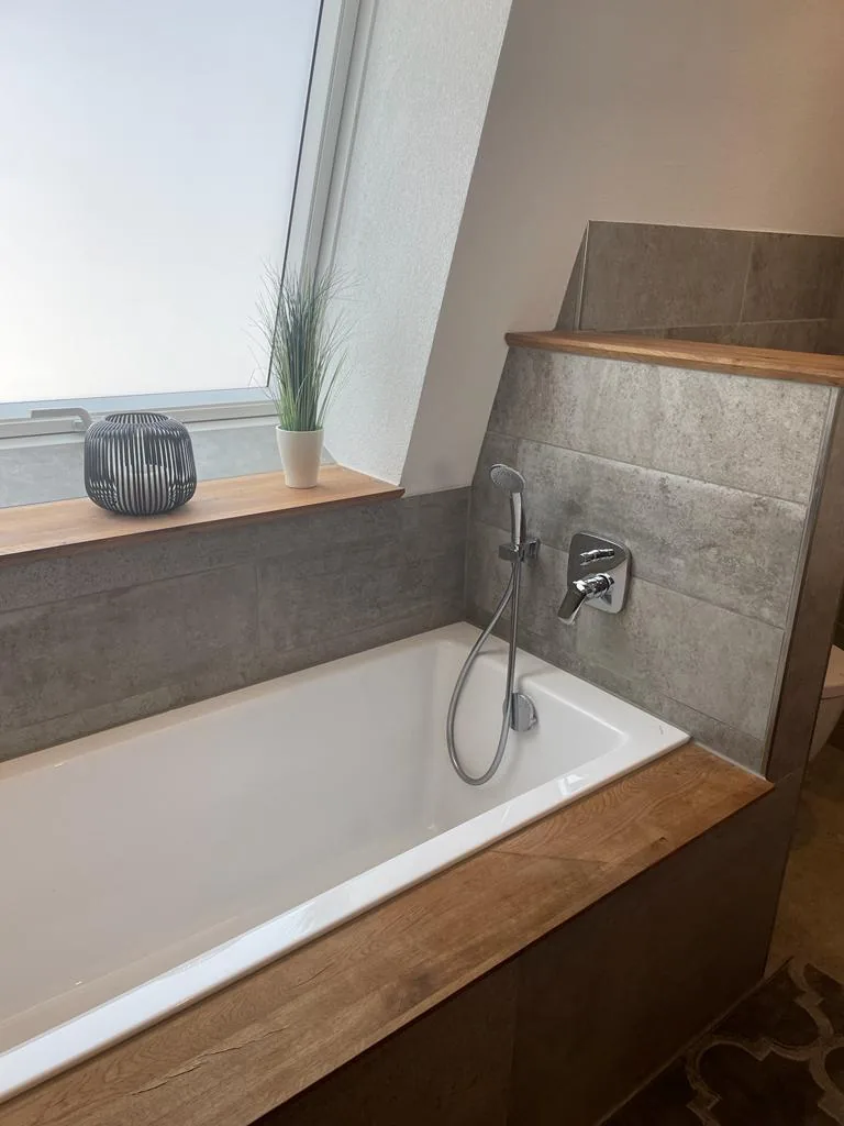 Geflieste Badewanne mit Holzablage