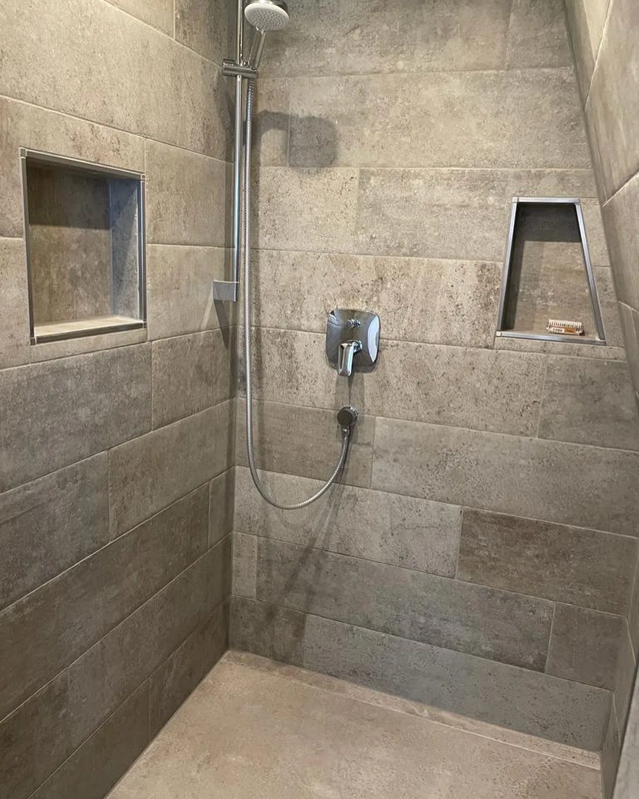 Dusche mit eingefliesten Nischen