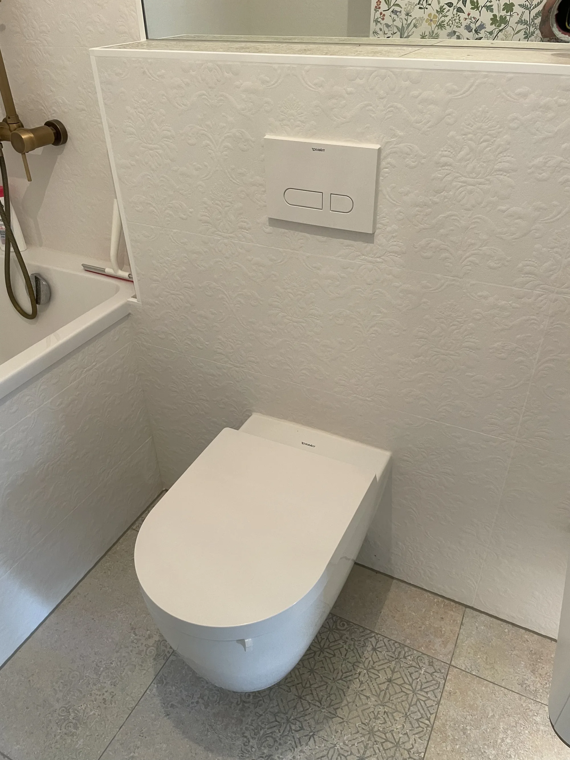 Wand-WC vor weißen Strukturfliesen