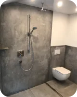Dusche und WC mit Fliesen in Betonoptik