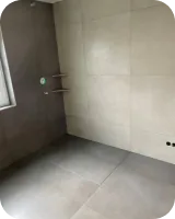 Bodengleiche Dusche mit großformatigen Fliesen